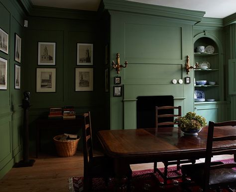 No.34 is used for this elegant Georgian Dining Room (1714 – 1830). The Georgian era is often referred to as The Age of Elegance. The most important element in Georgian Interiors is perfect proportion alongside carefully balanced colours. Georgian rooms typically included several decorative features such as plaster and stuccowork, elaborate doorways, panelling, gilding or… Calke Green, Breakfast Room Green, Farrow Bal, Green Dining Room, Purbeck Stone, Georgian Interiors, Ball Ideas, Farrow And Ball Paint, Green Paint Colors