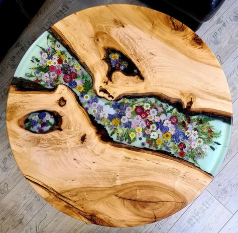 Epoxy Plant Table, Flower Epoxy Table, Small Epoxy Resin Projects, Flower Resin Table, Table Artwork, Diy Resin Table, Resin And Wood Diy, Resin Tables, Coffee Table Round