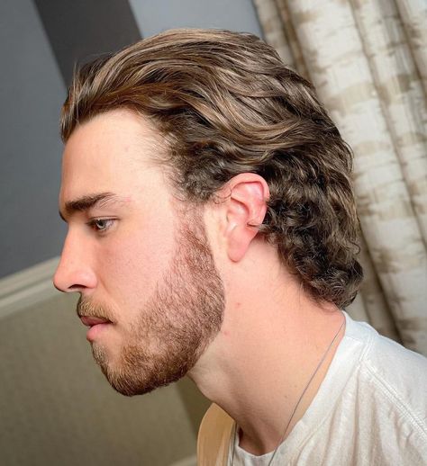 Male Haircut Round Face, Hockey Flow, Mens Mid Length Hairstyles, Flow Haircut, Wavy Mid Length Hair, Hockey Hair, Long Curly Hair Men, Mens Haircuts Medium, Male Haircuts Curly