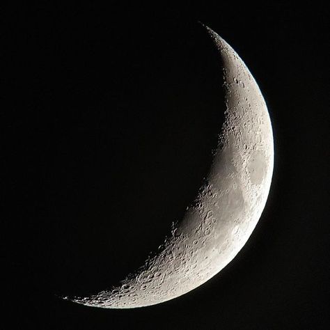 Waxing Crescent Moon Aesthetic, Wanning Crescent Moon, Moon Pfp Aesthetic, Waxing Crescent Moon Tattoo, Moon Up Close, Space Widgets, Crescent Moon Aesthetic, Crescent Moon Photo, Moon Widget