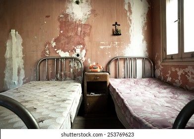 Abandoned Bedroom, Abandoned Mansion For Sale, Abandoned Malls, Abandoned Theme Parks, Church Aesthetic, Abandoned Village, Cracked Wall, Abandoned Cities, Abandoned Asylums