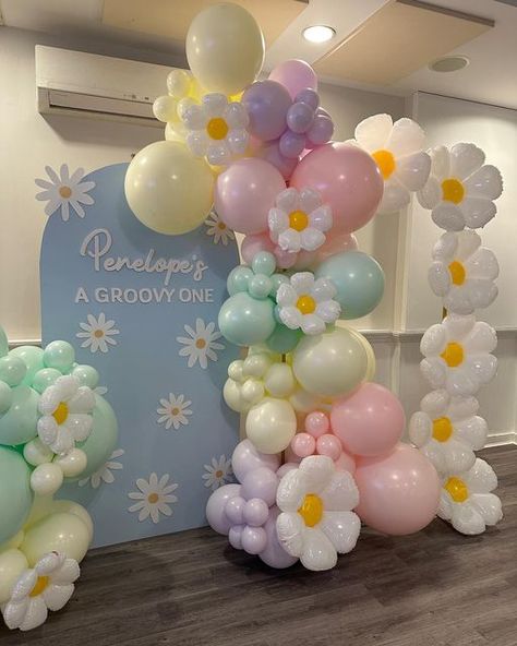 Plum Parties on Instagram: "Penelope’s a Groovy One ☮️ #balloons #balloondecor #balloonarch #firstbirthday #groovyone #birthday" 1st Birthday Backdrop Girl, Daisy One Birthday, Groovy Birthday Backdrop, Birthday Decoration For Baby Girl, Birthday Theme For Baby Girl, Groovy One Backdrop, Baby Girl Birthday Decoration Ideas, Birthday Themes For Girls 1st, Girls First Birthday Theme