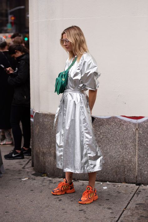 New York Fashion Week Spring Summer 2019 Street Style Mode Pop, New York Fashion Week Street Style, Street Style Outfits, Summer Street, Mode Chic, Looks Street Style, Street Style Trends, Outfit Trends, Street Style Summer