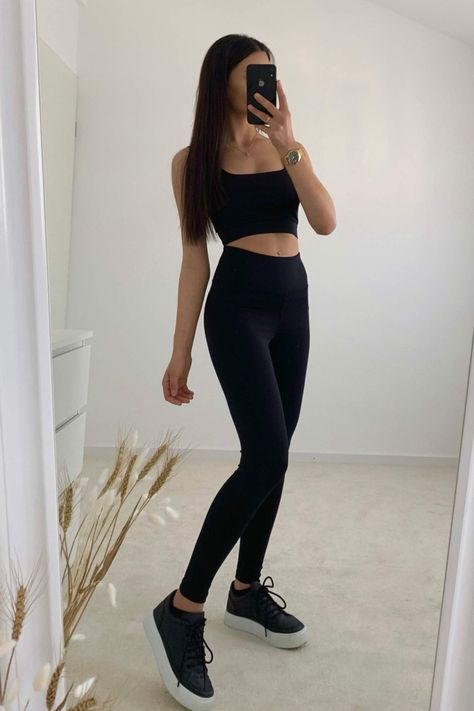 Diese Leggings ist mit einer taillierten Passform. Die Leggings sind schwarz und haben einen hohen Bund. Sie haben ein Gummiband in der Taille.  Material: 83% POLYAMIDE, 17% ELASTANE Converse Gym Outfit, Gym Outfit Ideas, Gym Attire, Crop Top And Leggings, Gym Tops, High Waist Leggings, Flowy Tops, Tops For Leggings, Outfit Idea