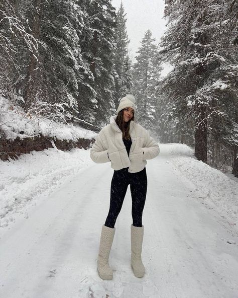 Snow Pictures Outfit Ideas, Cold Outfits Snow, Heavy Snow Outfits, Snow Cute Outfits, Classy Snow Outfits, Colorado In February Outfits, Casual Snow Outfits For Women, Winter Snow Photoshoot Ideas, Whistler Canada Winter Outfit