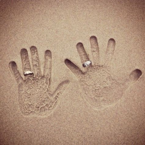 Cute wedding/engagement photo Hand Prints, Gay Men Wedding, Foto Pertunangan, Honeymoon Pictures, Pose Fotografi, Foto Tips, Foto Inspiration, Wedding Pics, Wedding Photoshoot