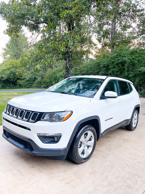 White Jeep Compass Aesthetic, Jeep Compass Branco, Jeep Compass Aesthetic, Carros Suv, Beach Jeep, White Jeep, Vision Board Party, Jeep Wrangler Sahara, Jeep Suv