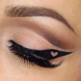 Now this is an awesome way to jazz up 50's eyeliner! Eyeliner Inspiration, Smudge Proof Eyeliner, Eyeliner Designs, Perfect Eyeliner, Eyeliner Styles, Eye Liner Tricks, How To Apply Eyeliner, Eyeliner Looks, Make Up Looks