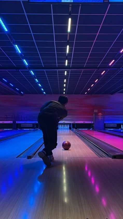 Bowling Photo Ideas, Thiam Airplanes, Bowling Picture Ideas, Aesthetic Bowling Pictures, Bowling Date Aesthetic, Boliche Aesthetic, Bowling Aesthetic Pictures, Couple Bowling, Bowling Alley Aesthetic