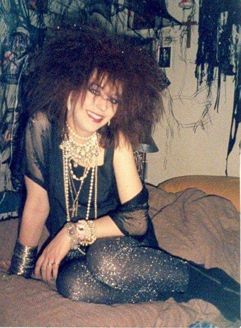 80s Goth. Repinned by www.DaytonaCostumes.com :: 855.504.2787 New Wave 80s Fashion, 70s Goth, New Wave Style, New Wave Fashion, 80s Love, 80’s Punk, 80s Accessories, Traditional Goth, 80s Glam