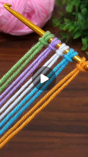 How To Make Bracelet With Yarn, Ideas To Craft, Bracelet Ideas With Yarn, Crochet On Crochet, How To Make A Spiral Bracelet, How To Tat, Creative Bracelet Ideas, Easy Yarn Bracelets Step By Step, Things To Do With Wool