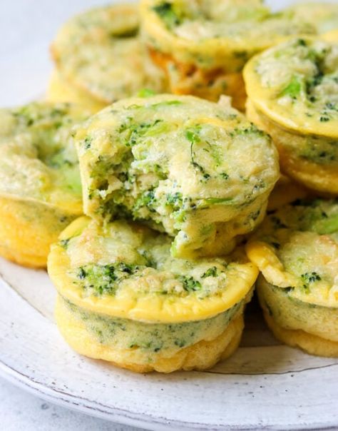 These broccoli cheddar egg bites are packed with protein from cottage cheese and egg whites, as well as veggies! They are the perfect delicious breakfast to meal prep and reheat throughout the week. Quiche, Broccoli Cheddar Egg Muffins, Cheddar Egg Bites, Keto Egg Bites, Keto Pescatarian, Cottage Cheese Smoothie, Cottage Cheese Eggs, Spinach Muffins, Butternut Squash Mac And Cheese