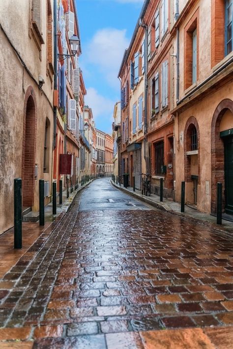 View of a narrow street in the medieval ... | Premium Photo #Freepik #photo #travel #city #building #architecture City Street View, Carcassonne France, Narrow Street, Stone Road, Medieval City, Big Town, Travel City, Bakery Design, Building Architecture