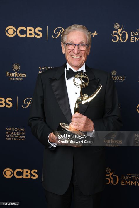 Maury Povich, winner of the Lifetime Achievement award, poses in the... Fotografía de noticias - Getty Images Angeles, Maury Povich, Bonaventure Hotel, Famous Birthdays, Lifetime Achievement Award, Hotel Suites, The Press, Creative Arts, Getty Images