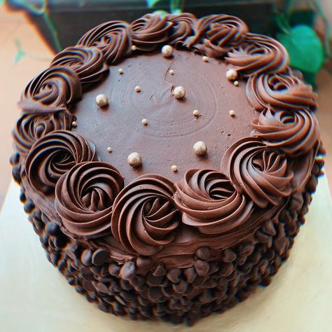 Chocolate Iced Cake Design, Simple Cake Decorating Chocolate, Chocolate Birthday Cake Simple, Chocolate Cake Simple Decoration, Simple Grooms Cake Chocolate, Birthday Cake Chocolate Simple, Elegant Chocolate Cake Design Birthday, Chocolate Cake Aesthetic Birthday, Cute Chocolate Cake Aesthetic