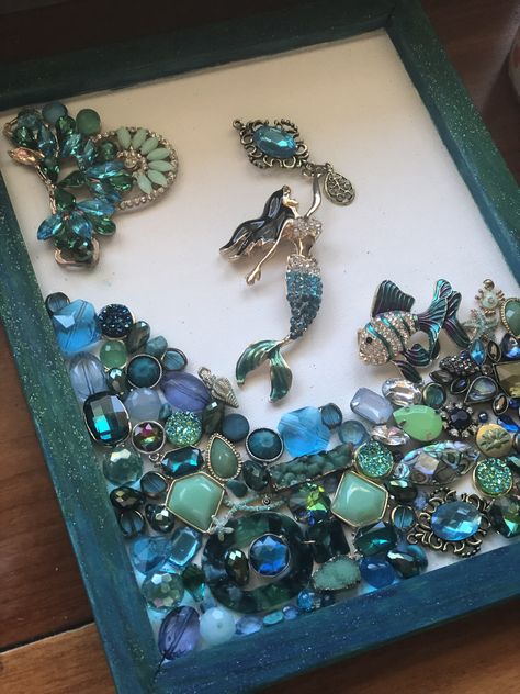 Upcycling Old Jewelry, Mermaid Shadow Box Ideas, Resin Collage Art, Jewelry Art Drawing, Jewelry Picture Frame, Recycled Jewelry Art, Pictures Made From Old Jewelry, Jewelry Collage Art, Old Jewelry Repurposed
