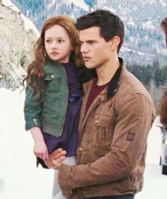 Twilight Jacob And Renesmee, Jacob And Renesmee, Renesmee Cullen, Twilight Jacob, Twilight Renesmee, Twilight Saga New Moon, Twilight Quotes, Twilight Saga Series, Twilight Cast