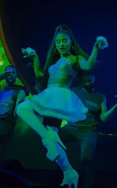 Ariana Grande Dancing, Ariana Grande Boyfriend, Ariana Grande Performance, Ariana Grande Tattoo, Ariana Grande Singing, Ariana Tour, Ariana Grande Images, Twin Flame Art, Ariana Grande Concert