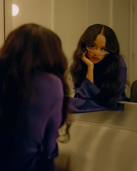 H.e.r Pfp, Her Singer Aesthetic, H.e.r Photoshoot, Rnb Girl Aesthetic, H.e.r. Aesthetic, Her Aesthetic Singer, Her Artist, H.e.r Singer Aesthetic, 2000s R&b Aesthetic