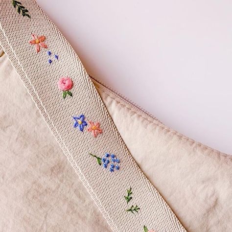 clara ✧.* on Instagram: "Embroidering a @uniqlocanada bag! 🌸 • I heard this bag has been poppin on TikTok but why not make it pop some more with a little floral customization? I decided to embroider on the bag straps this time since I’ve already embroidered on the body of my Be the Sun bag and wanted to try something new! The rose quartz serenity colour combination pairs well with the beige base and I can’t wait to style this for autumn 🤩 • • • • • • • #art #artist #artofinstagram #artistsoninstagram #vancouver #vancity #embroidery #handembroidery #embroidered #embroideryart #embroiderydesign #vancouver #kpop #seventeen #seventeenkpop #svt #carat #sector17 #facethesun #bethesun #uniqlo #uniqlocanada #dmc #dmcthreads #dmcembroidery #embroideryunnie" Couture, Diy Bag Embroidery, Embroidered Bag Strap, Uniqlo Bag Embroidery, Seventeen Embroidery, Sewing Projects Aesthetic, Kpop Embroidery, Bag Embroidery Design, Uniqlo Bag