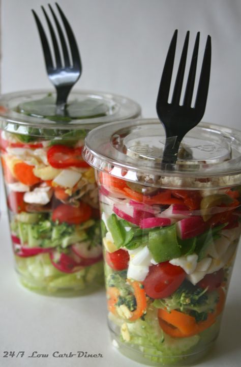 Great option for a healthy grab-and-go lunch or dinner, or for travel. Chopped Salad in a Cup Salad In A Cup, Salad Cups, Idee Pasto, Beach Meals, Makanan Diet, Boat Food, S'mores, Picnic Food, Deilig Mat