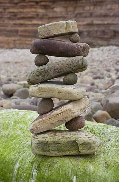 40 Creative Rock and Pebble Art Examples Caillou Roche, Relaxing Garden, Rock Cairn, Stone Pictures Pebble Art, Unique Garden Art, Art To Make, Garden Rock Art, Rock Sculpture, Rock Garden Design