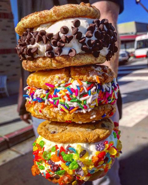 Nothing takes us back to our childhood quite like ice cream sandwiches, but these elevated custom sandwiches take the cake! Image: TheBakedBear Ice Cream Sandwiches, Sandwich Day, Ice Cream Sandwich Cake, Ice Cream Cookie Sandwich, Cookies Brownies, Chocolate Crunch, Yummy Ice Cream, Michelada, Junk Food Snacks