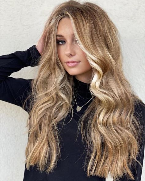 Honey Blonde Hair with Face-Framing Highlights Balayage, Honey Blonde Hair Color Ideas, Messy Blonde Bob, Healthy Blonde Hair, Blonde Ombre Highlights, Framing Highlights, Bangs Wavy, Blonde Toner, Trends In 2023