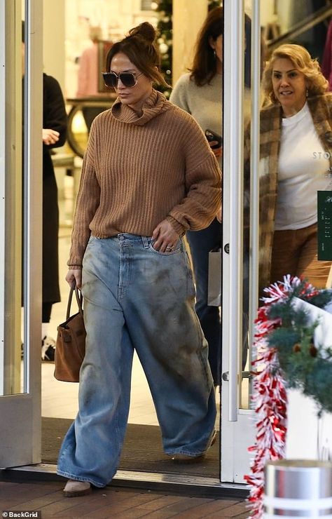 The Puerto Rican Bronx native put on a fashionable display in a ribbed, light brown turtle... Angeles, Baggy Jeans Outfit Winter, How To Style Baggy Jeans, Jennifer Lopez Outfits, Simple Work Outfits, Wide Leg Pants Outfit, White Pants Outfit, Boyfriend Outfit, Jeans Outfit Winter