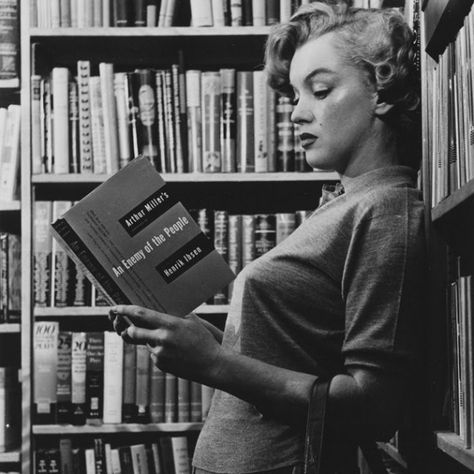 The 430 Books in Marilyn Monroe's Library: How Many Have You Read? | Open Culture Marilyn Monroe Fotos, Celebrities Reading, Elia Kazan, Ludwig Bemelmans, Books To Read For Women, James Joyce, Marilyn Monroe Photos, Margaret Atwood, Marylin Monroe