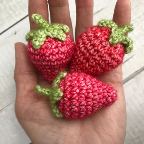 Free Crochet Strawberry Pattern Amigurumi Patterns, Crochet Strawberry Pattern, Crochet Strawberry, Strawberry Pattern, Crochet Fruit, Crotchet Patterns, Fruit Pattern, Amigurumi Free Pattern, Half Double Crochet