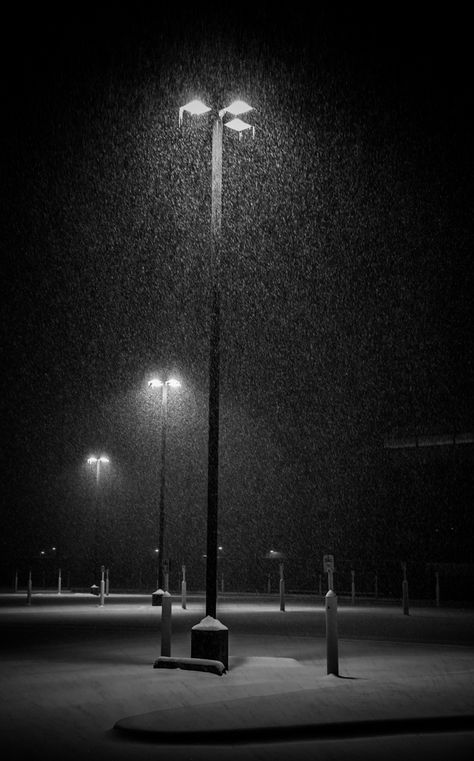 Black Winter Aesthetic, Walking In The Dark, Love In The Dark, Dark Snow, Aesthetic Wallpaper Black, Fotografi Bawah Air, Iphone Wallpaper Lights, Dark Black Wallpaper, Rain Wallpapers