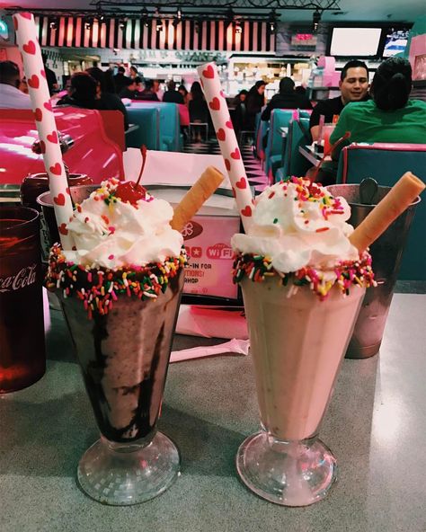 I had the cutest date ever yesterday that included milkshakes, burgers, fries, and the waiters delivering our food in roller skates!! Diner Aesthetic, Diner Recipes, Retro Diner, American Diner, Milk Shakes, Milkshakes, Frappe, Food Cravings, Cute Food