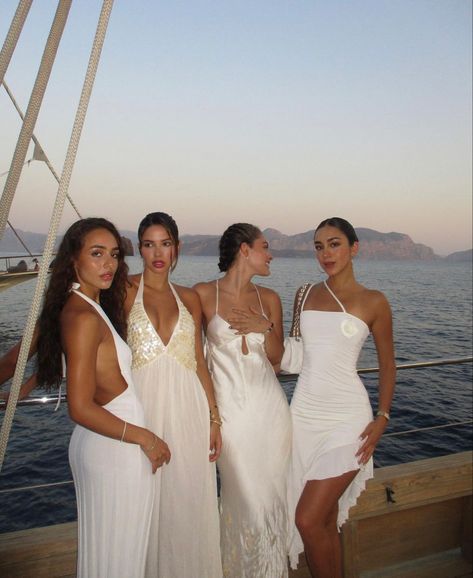 Yacht Party Outfit, Estilo Blair Waldorf, Foto Best Friend, Modeling Ideas, Prime Skin, Girl Blogger, Makeup Outfit, Girls Night Party, Yacht Party