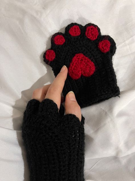 Cat paw 
Crochet 
Crochet gloves 
Cat paw gloves 
Crochet aesthetic Amigurumi Patterns, Crochet Cat Gloves, Diy Fingerless Gloves, Cat Paw Gloves, Paw Crochet, Crochet Gloves Free Pattern, Gloves Diy, Paw Gloves, Fingerless Gloves Crochet Pattern
