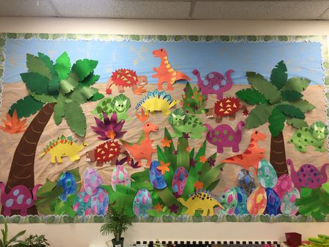 Dinosaur bulletin board Dinosaur Bulletin Board Ideas Preschool, Dinosaur Bulletin Board Ideas, Dinosaur School Theme, Bookfair Themes, Dinosaur Bulletin Boards, Dinosaur Display, Dinosaur Crafts Preschool, Dinosaur Classroom, Dinosaur Theme Preschool