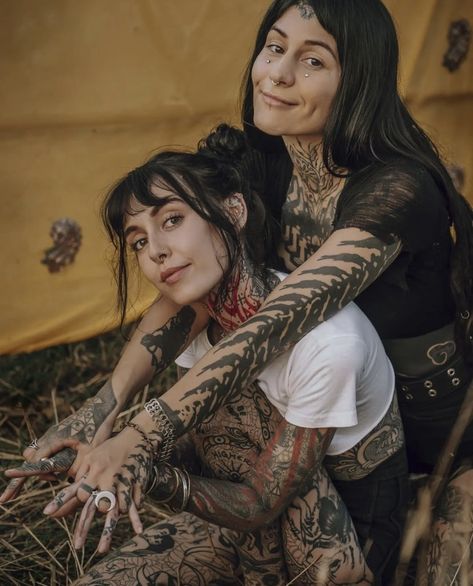 hannah pixie snowden & lina wire alien Dark Hair, Twin Things, Hannah Pixie, Queen Of My Heart, Women's Circle, Forever And Ever, Thank Me Later, So In Love, Just Because