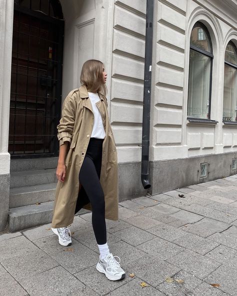 This Casual Outfit Will Take You Straight Into the Weekend Weekend Outfit, Casual Weekend Outfit, Trench Coat Outfit, Legging Outfits, Mode Casual, Looks Street Style, Coat Outfits, Mode Inspo, Autumn Outfit