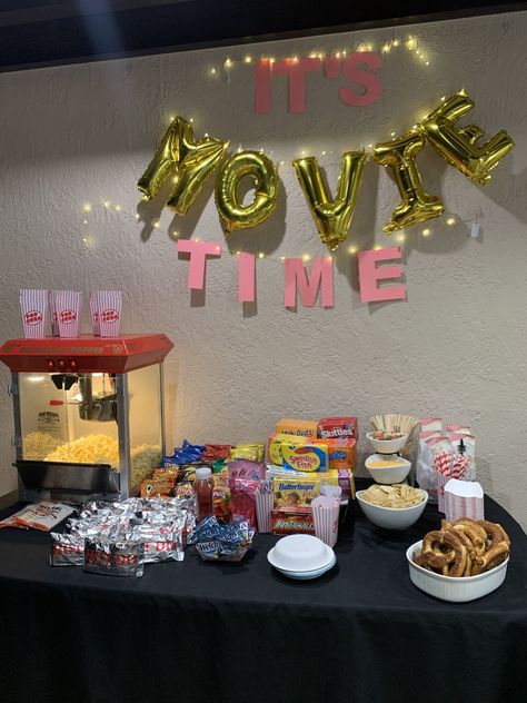 Movie Theater Bday Party Ideas, Basement Movie Night Party, Movie Night Party Ideas Indoor, Spa Movie Night Birthday Party, Film Birthday Party Ideas, Cute Movie Night Birthday Ideas, Girly Movie Night Party, Bachlorette Party Movie Night, Pajama Party Movie Night