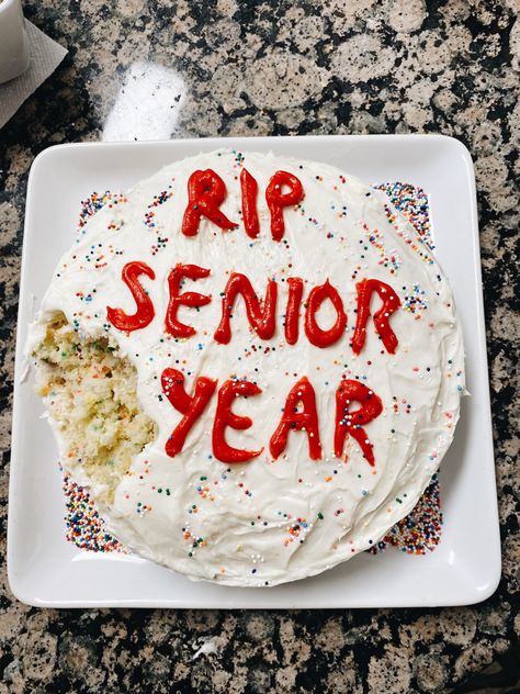 Hs Graduation Cakes, Funny Cake Writing Ideas, Grad Cake Aesthetic, Highschool Graduation Cake, Senior Cake Ideas, Cake Writing Ideas Funny, Senior Cakes, Senior Year Cake, Funny Graduation Cake Ideas