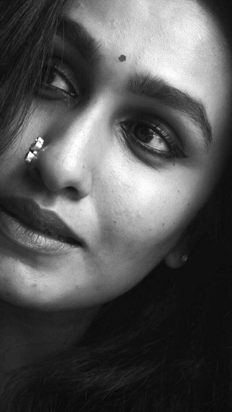 Reference Photos For Artists Faces, Closeup Photography Face, Saree Portrait, Faces Black And White, Evening Pics, Realistic Photography, Charcoal Ideas, White Pic, Beautiful Eyes Images