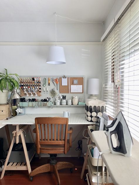 Sewing Room Home Office, Messy Sewing Room, Sewing Studio Ideas, Sewing Workspace, Sewing Office Room, Home Sewing Room, Creative Studio Space, Design Studio Workspace, Sewing Room Inspiration