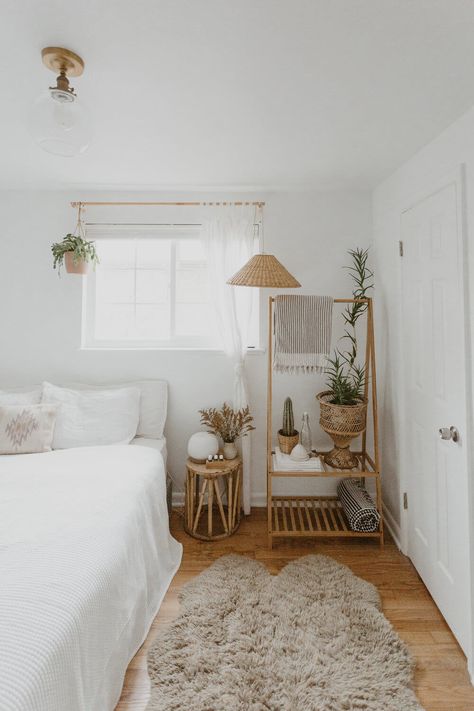 Clean White with Natural Fibers, Wood and Plants Room Clothes, Bilik Idaman, Rack Clothes, Dream Bedrooms, Simple Clothing, Bedroom Garden, Rack Room, Murphy Beds, Garden Aesthetic