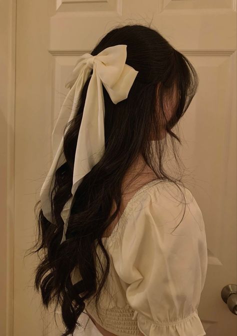 Spring Birthday Dinner Outfit, Curled Hairstyles For Graduation, Wedding Bow Hair, Cute Summer Updos, Hair Staly, Black White Hair, White Hair Bows, Fancy Hair, Ribbon Hairstyle
