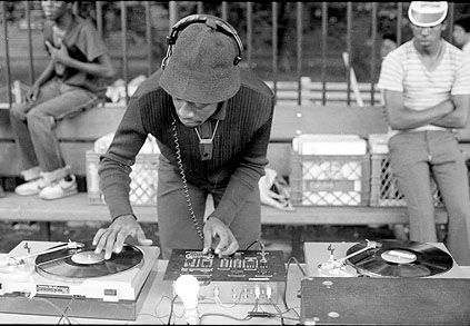 Hip-Hop – Fight The Power. #hiphop #hip-hop #fashion #retro #vintage #style #mensfashion . Inspired by 'Street Culture: 50 years of subculture style' by Gavin Baddeley. http://www.amazon.co.uk/Street-Culture-Fifty-Years-Subculture/dp/0859654753/ref=sr_1_2?ie=UTF8&qid=1433409884&sr=8-2&keywords=street+culture Ulm, Dj Kool Herc, Jamel Shabazz, Cultura Hip Hop, Hip Hop Dj, Mode Hip Hop, Musica Disco, East Harlem, Hip Hop Party