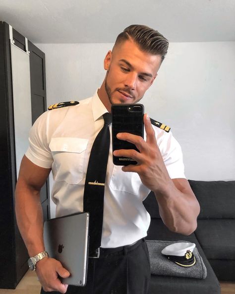 Pilot Uniform Men, Pilot Uniform, Men's Uniforms, Men’s Streetwear, Men In Uniform, Military Men, Attractive People, Good Looking Men, Muscle Men