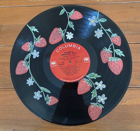 Diy Record Crafts Projects, Things To Customize With Paint, Strawberry Record Painting, How To Paint A Record, Records Painting Ideas, Record Painting Ideas Easy Boho, Record Decorations Wall, Easy Vinyl Painting, Small Record Painting Ideas