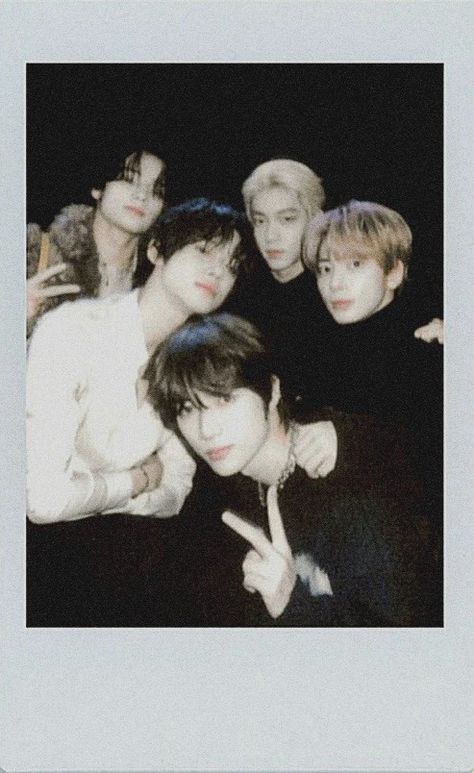 Txt Group Photo Polaroid, Ot5 Txt Wallpaper, Txt Polaroid Wallpaper, Txt Polaroid Ot5, Txt Polaroid Pics, Txt Group Photo Aesthetic, Txt Room Decor, Txt Wallpaper Ot5, Txt Farewell