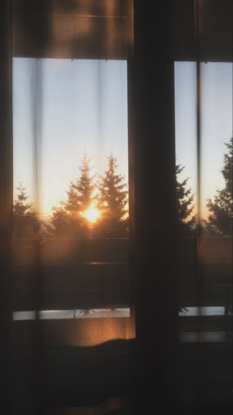 #morning #sunshine #sunrise #coffee #dreamy #aesthetic #chill #home #window #home #view #sky #sunrise #sunset Mariana, Window Morning View Aesthetic, Chill Pictures Aesthetic, Early Morning Aesthetic Window, Morning Window Aesthetic, Morning Sunset Aesthetic, Early Morning Aesthetic Dark, Sunrise From Window, Morning Sunshine Aesthetic