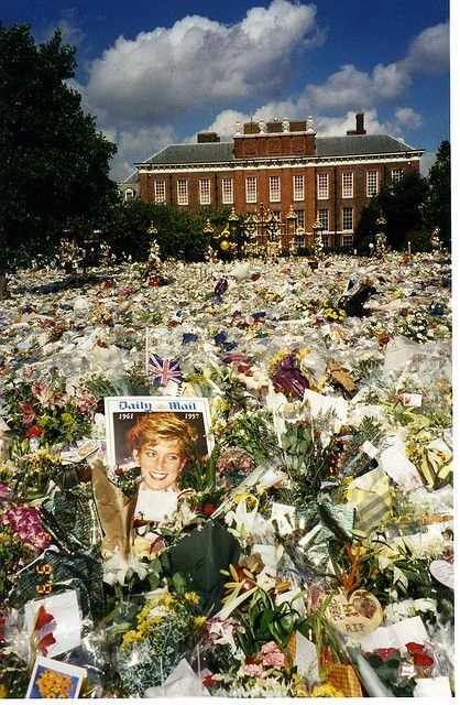 Floral tributes to Princess Diana - Kensington Palace - 6 September 1997 - London, England by Annabel Sheppey, Princess Diana Funeral, Prințesa Diana, Diana Funeral, Princess Diana Family, Prinz Harry, 6 September, Prince William And Harry, Estilo Real, Princes Diana